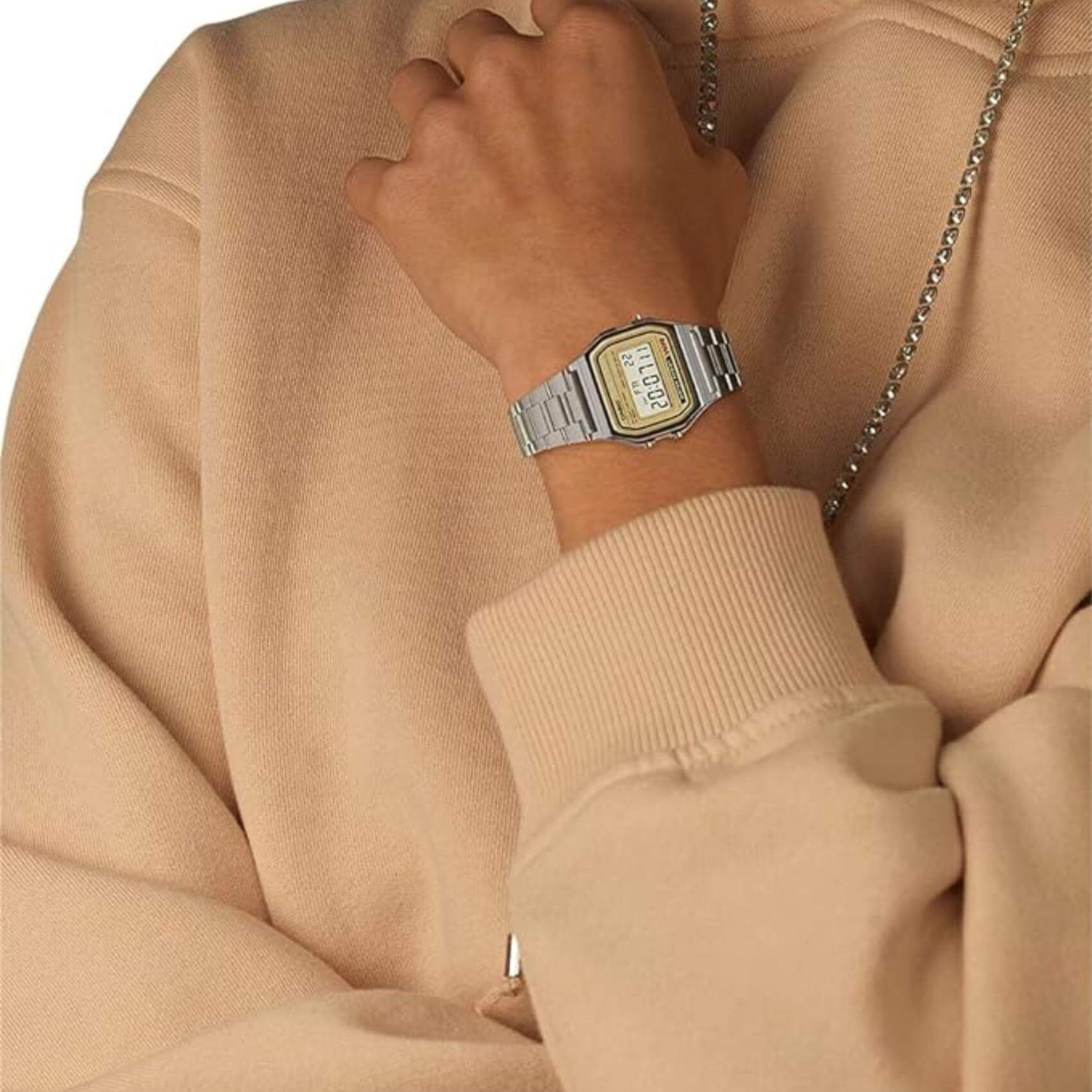 Ρολόι Casio Vintage Iconic A-158WEA-9EF με ασημί μπρασελέ και ψηφιακή ένδειξη.