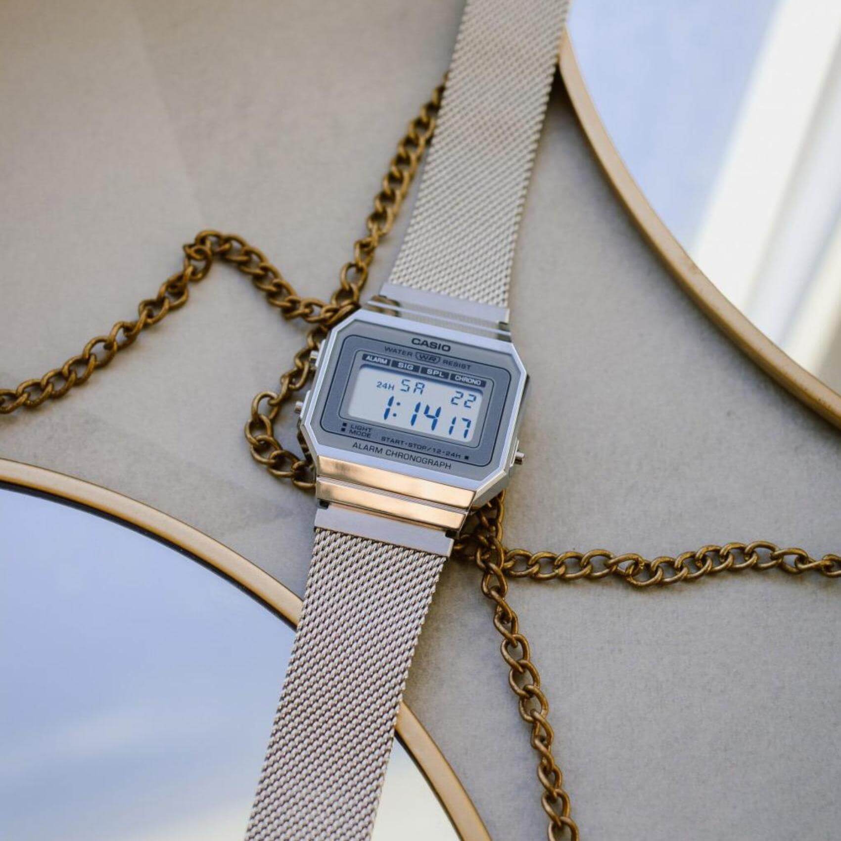 Ρολόι Casio Vintage A-700WEM-7AEF που συνδυάζει ασημί μπρασελέ από ανοξείδωτο ατσάλι και ασημί καντράν με πλαίσιο σε τετράγωνο σχήμα και ψηφιακή ένδειξη. 