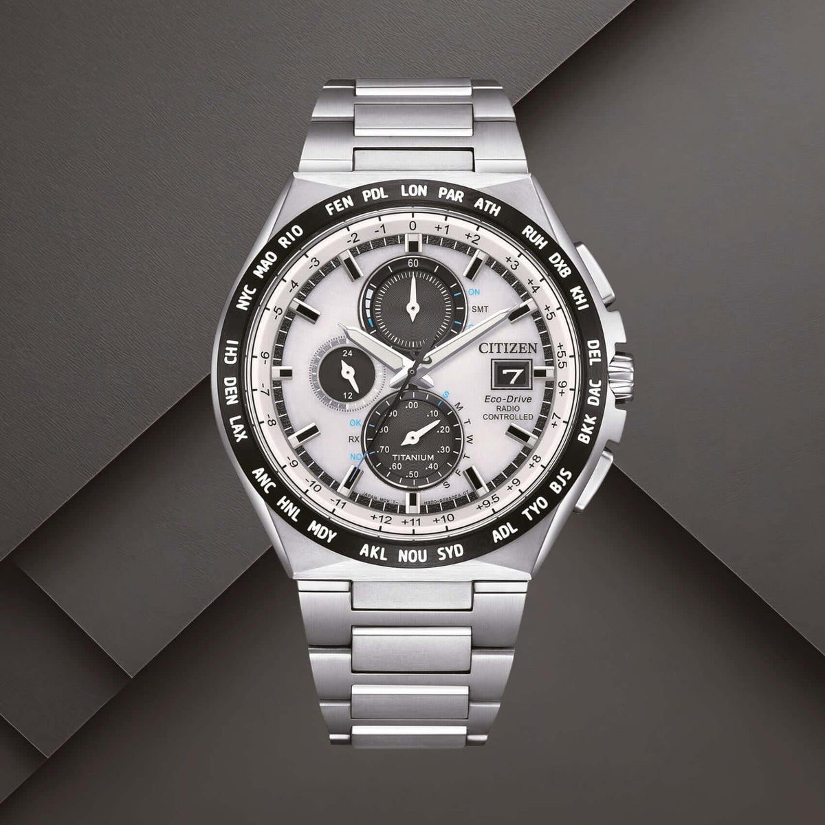 Citizen AT8238-84A ανδρικό ρολόι Eco-Drive Radio Controlled με ασημί μπρασελέ, λευκό καντράν 43.5mm και χρονογράφο.