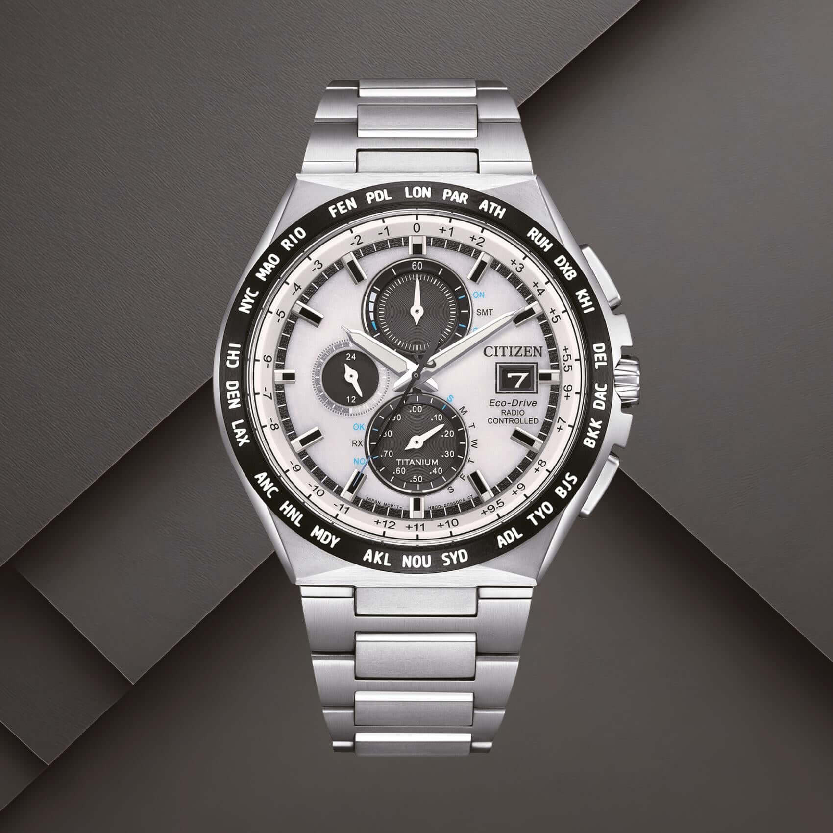 Citizen AT8238-84A ανδρικό ρολόι Eco-Drive Radio Controlled με ασημί μπρασελέ, λευκό καντράν 43.5mm και χρονογράφο.