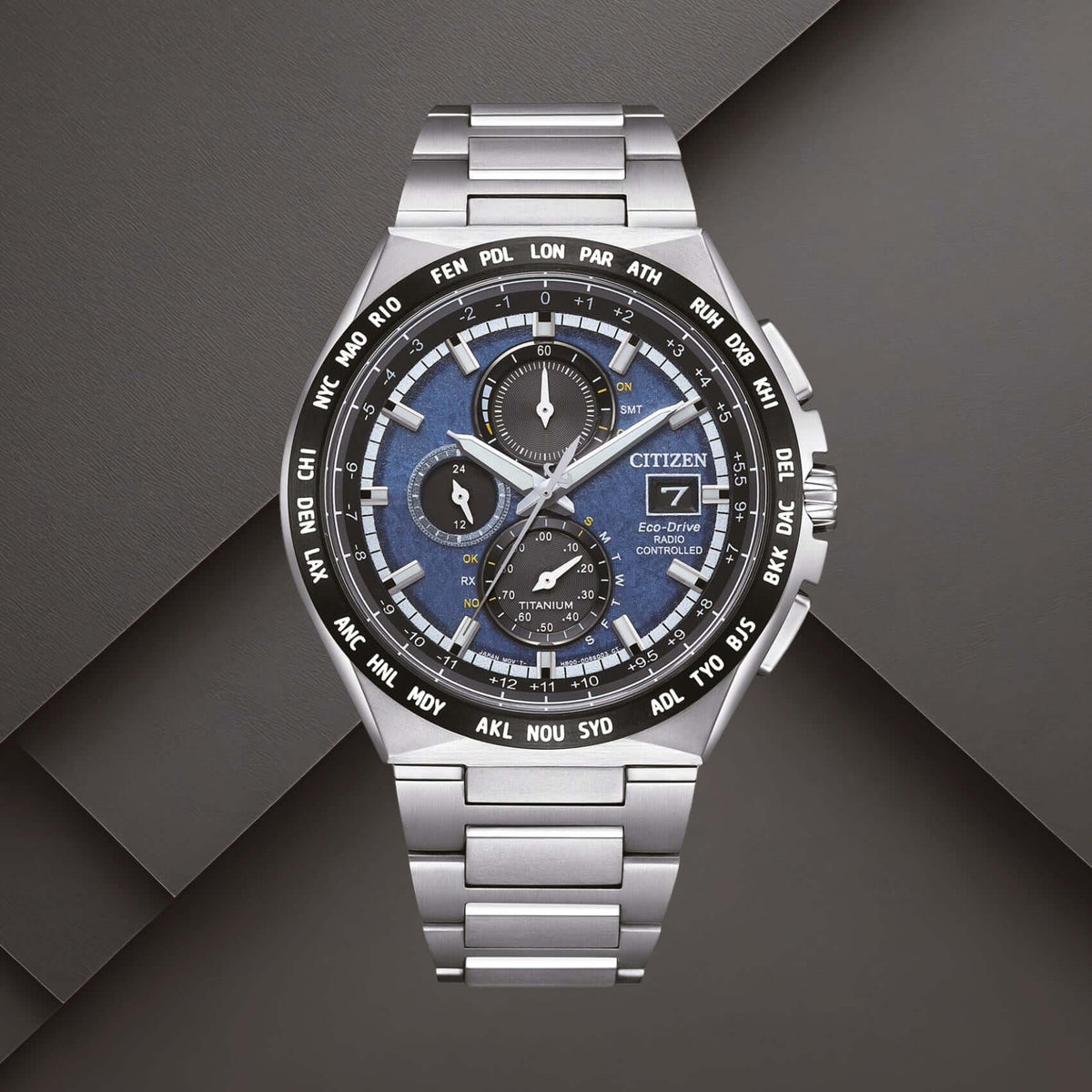 Citizen AT8238-84L ανδρικό ρολόι Eco-Drive Radio Controlled με ασημί μπρασελέ, μπλε καντράν 43.5mm και χρονογράφο.