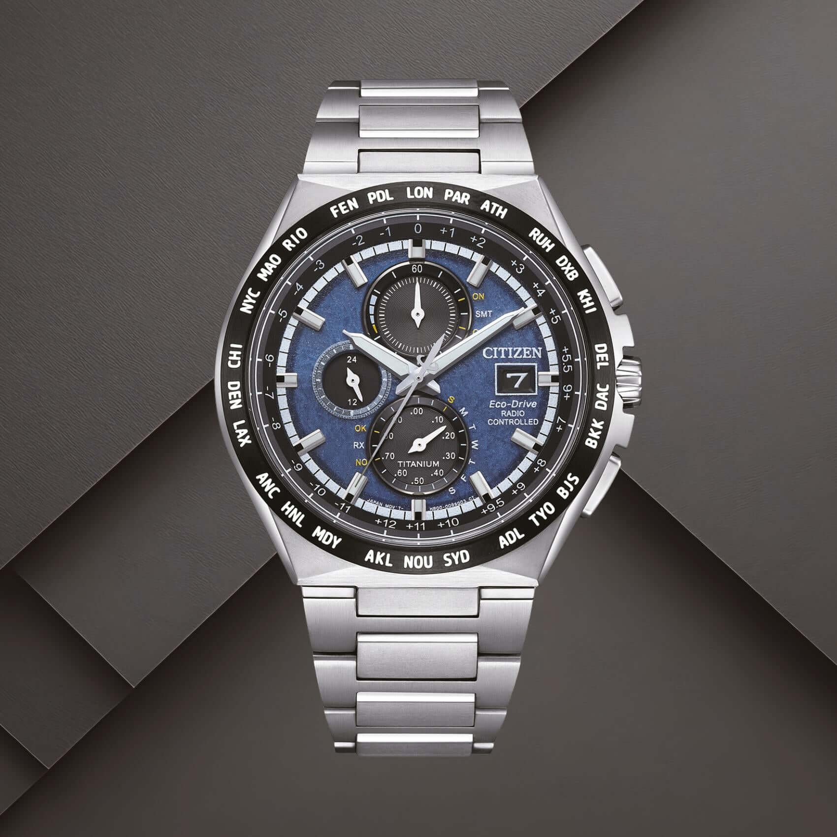Citizen AT8238-84L ανδρικό ρολόι Eco-Drive Radio Controlled με ασημί μπρασελέ, μπλε καντράν 43.5mm και χρονογράφο.
