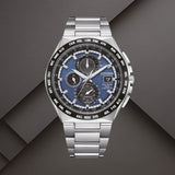 Citizen AT8238-84L ανδρικό ρολόι Eco-Drive Radio Controlled με ασημί μπρασελέ, μπλε καντράν 43.5mm και χρονογράφο.