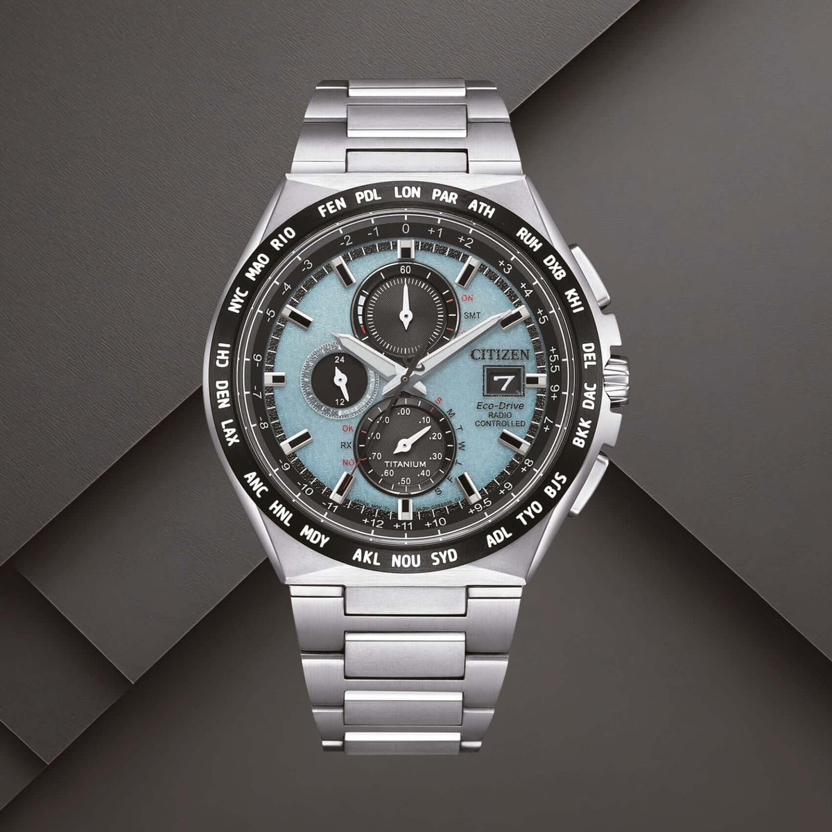 Citizen AT8238-84M ανδρικό ρολόι Eco-Drive Radio Controlled με ασημί μπρασελέ από τιτάνιο, γαλάζιο καντράν 43.5mm και χρονογράφο.