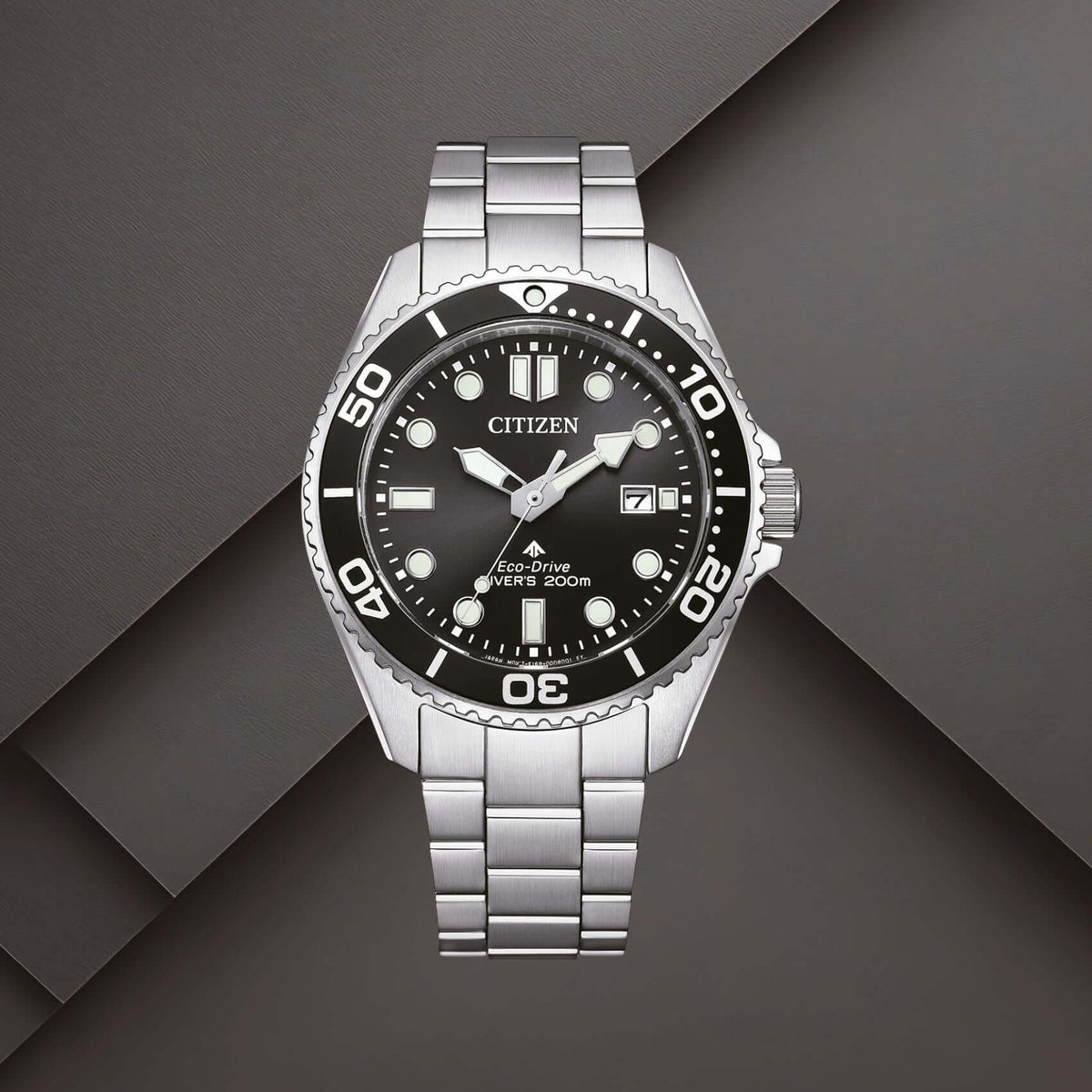 Καταδυτικό ρολόι Citizen Promaster Eco-Drive Divers BN0261-51E με μαύρο καντράν 41mm, ασημί μπρασελέ και περιστρεφόμενη στεφάνη.