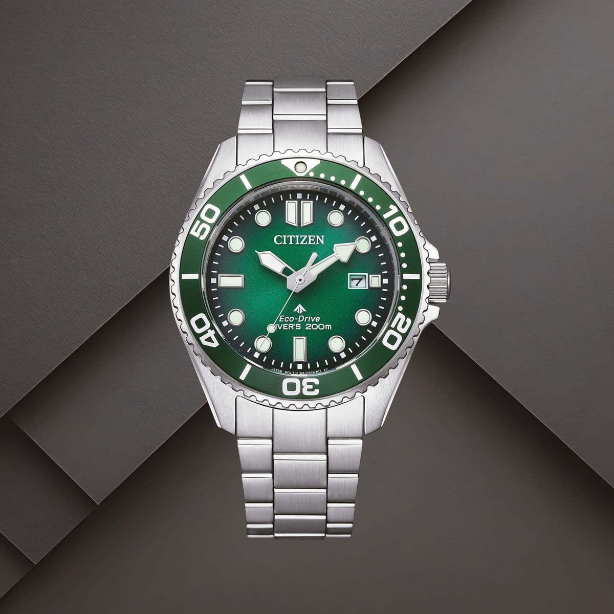Καταδυτικό ρολόι Citizen Promaster Eco-Drive Divers BN0269-50W με πράσινο καντράν 41mm, ασημί μπρασελέ και περιστρεφόμενη στεφάνη.
