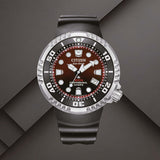 Καταδυτικό ρολόι Citizen Promaster Professional Diver 300 BN1024-01Z με κόκκινο καντράν 46mm και μαύρο λουράκι από καουτσούκ.