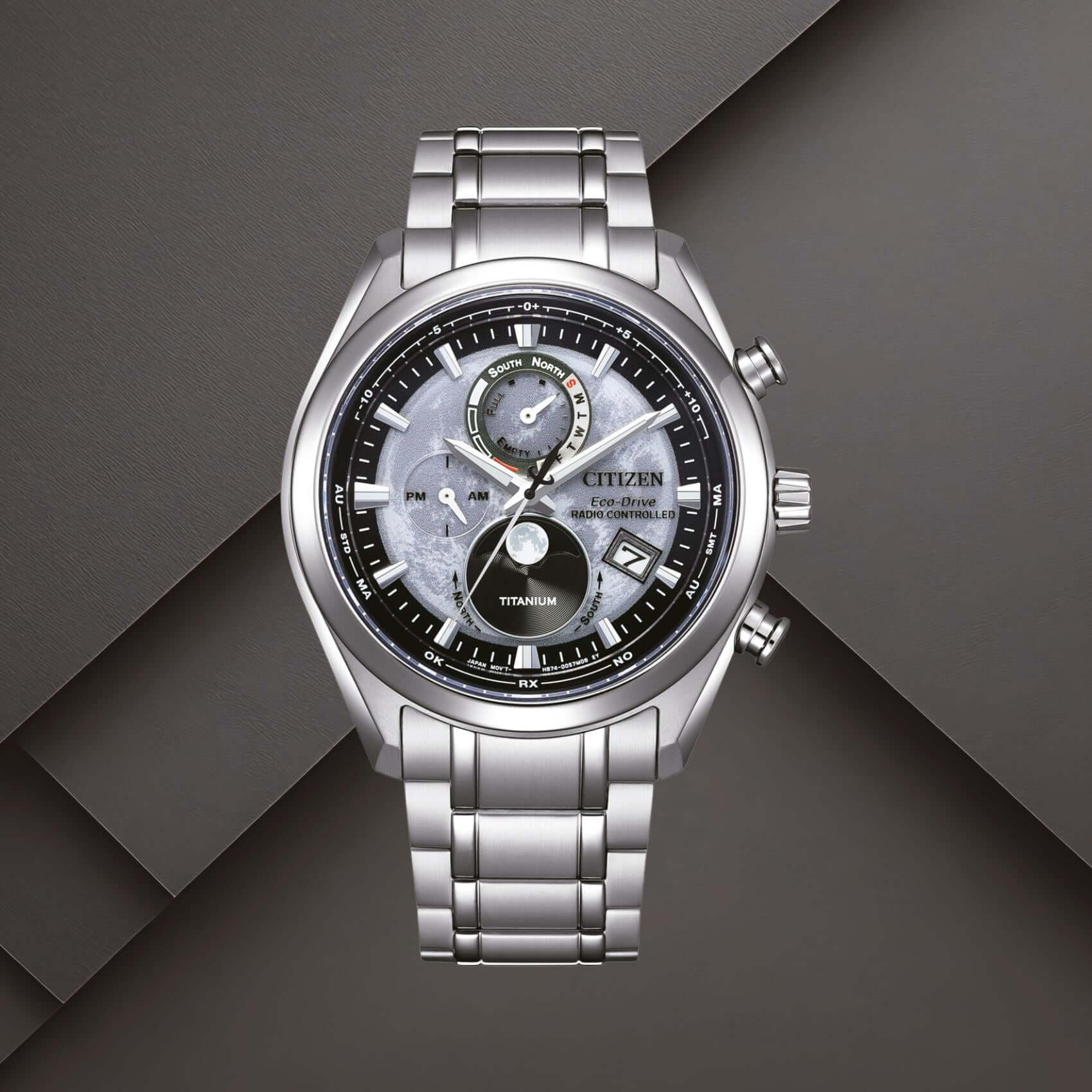 Citizen BY1010-81H ανδρικό ρολόι Eco-Drive Tsuki-yomi με ασημί μπρασελέ από τιτάνιο, γκρι-μαύρο καντράν 43mm και ένδειξη φάσεων της σελήνης.