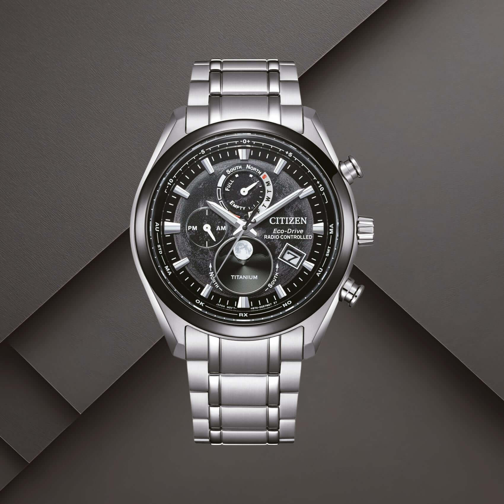 Citizen BY1018-80E ανδρικό ρολόι Eco-Drive Tsuki-yomi με ασημί μπρασελέ από τιτάνιο, μαύρο καντράν 43mm και ένδειξη φάσεων της σελήνης.