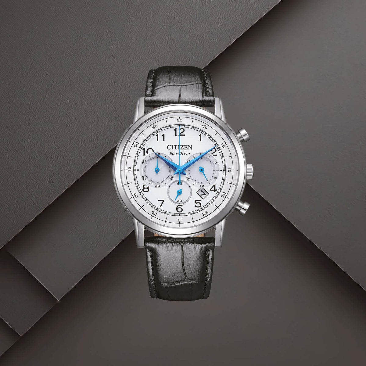 Ανδρικό ρολόι Citizen Eco-Drive CA4630-02A με λευκό καντράν 42mm, χρονογράφο, ένδειξη ημερομηνίας και μαύρο δερμάτινο λουράκι.