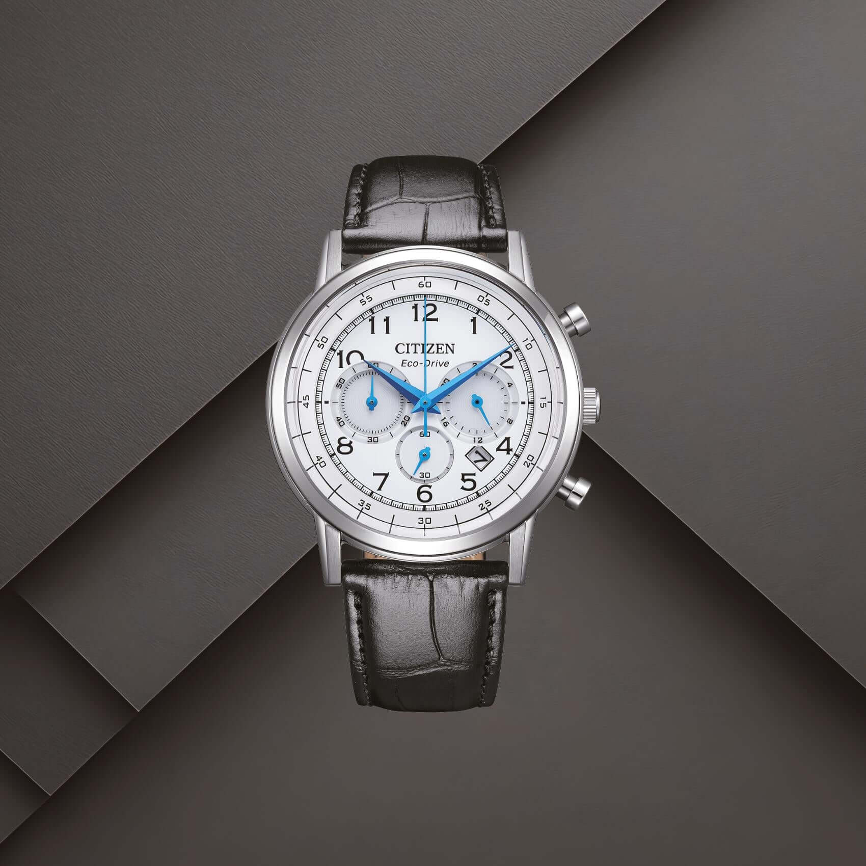 Ανδρικό ρολόι Citizen Eco-Drive CA4630-02A με λευκό καντράν 42mm, χρονογράφο, ένδειξη ημερομηνίας και μαύρο δερμάτινο λουράκι.