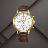 Ανδρικό ρολόι Citizen Eco-Drive CA7062-15A με λευκό καντράν 42mm, χρονογράφο, ένδειξη ημερομηνίας και καφέ δερμάτινο λουράκι.