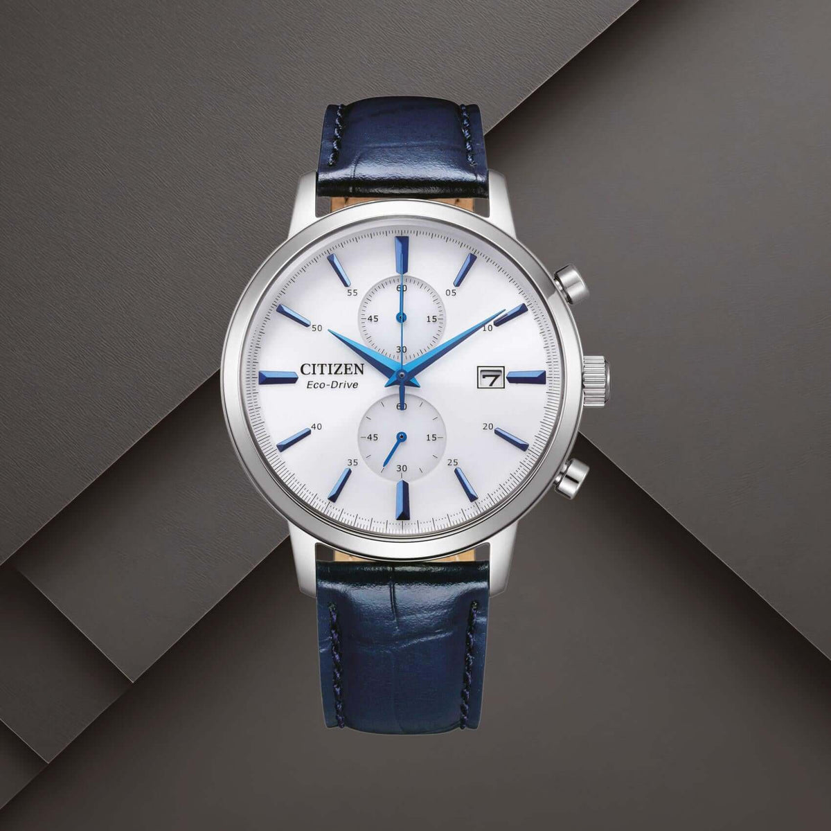 Ανδρικό ρολόι Citizen Eco-Drive CA7069-16A με λευκό καντράν 42mm, χρονογράφο, ένδειξη ημερομηνίας και μπλε δερμάτινο λουράκι.