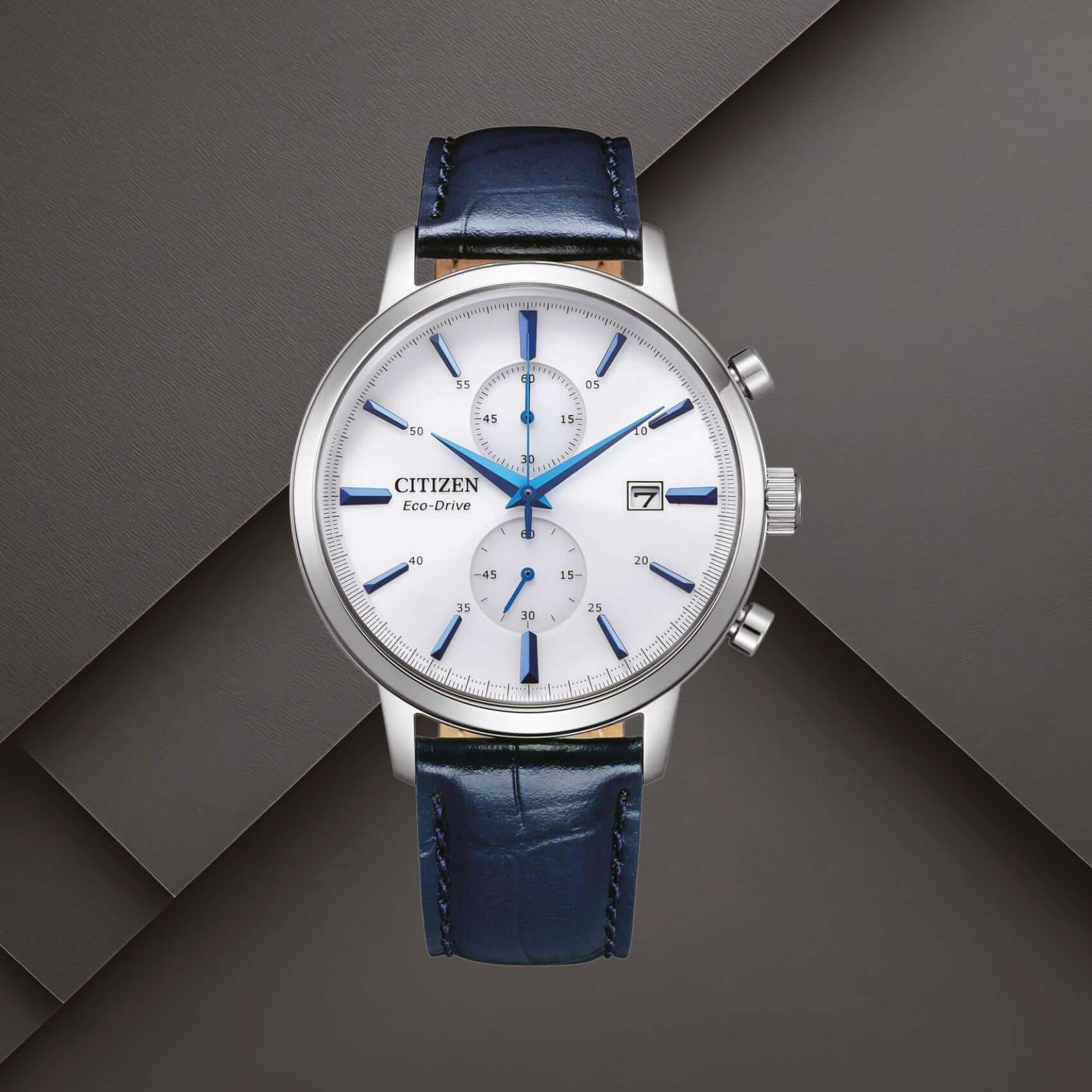 Ανδρικό ρολόι Citizen Eco-Drive CA7069-16A με λευκό καντράν 42mm, χρονογράφο, ένδειξη ημερομηνίας και μπλε δερμάτινο λουράκι.