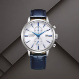Ανδρικό ρολόι Citizen Eco-Drive CA7069-16A με λευκό καντράν 42mm, χρονογράφο, ένδειξη ημερομηνίας και μπλε δερμάτινο λουράκι.