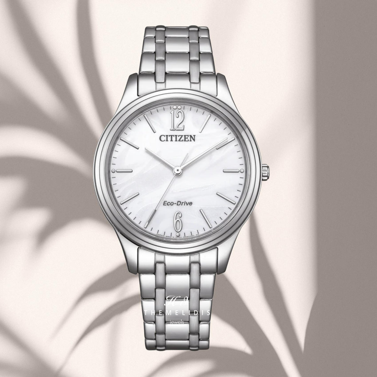 Γυναικείο ρολόι Citizen Elegance EM0411-71A με λευκό φίλντισι καντράν 34mm, στεγανότητα 5ATM και ασημί μπρασελέ από ανοξείδωτο ατσάλι