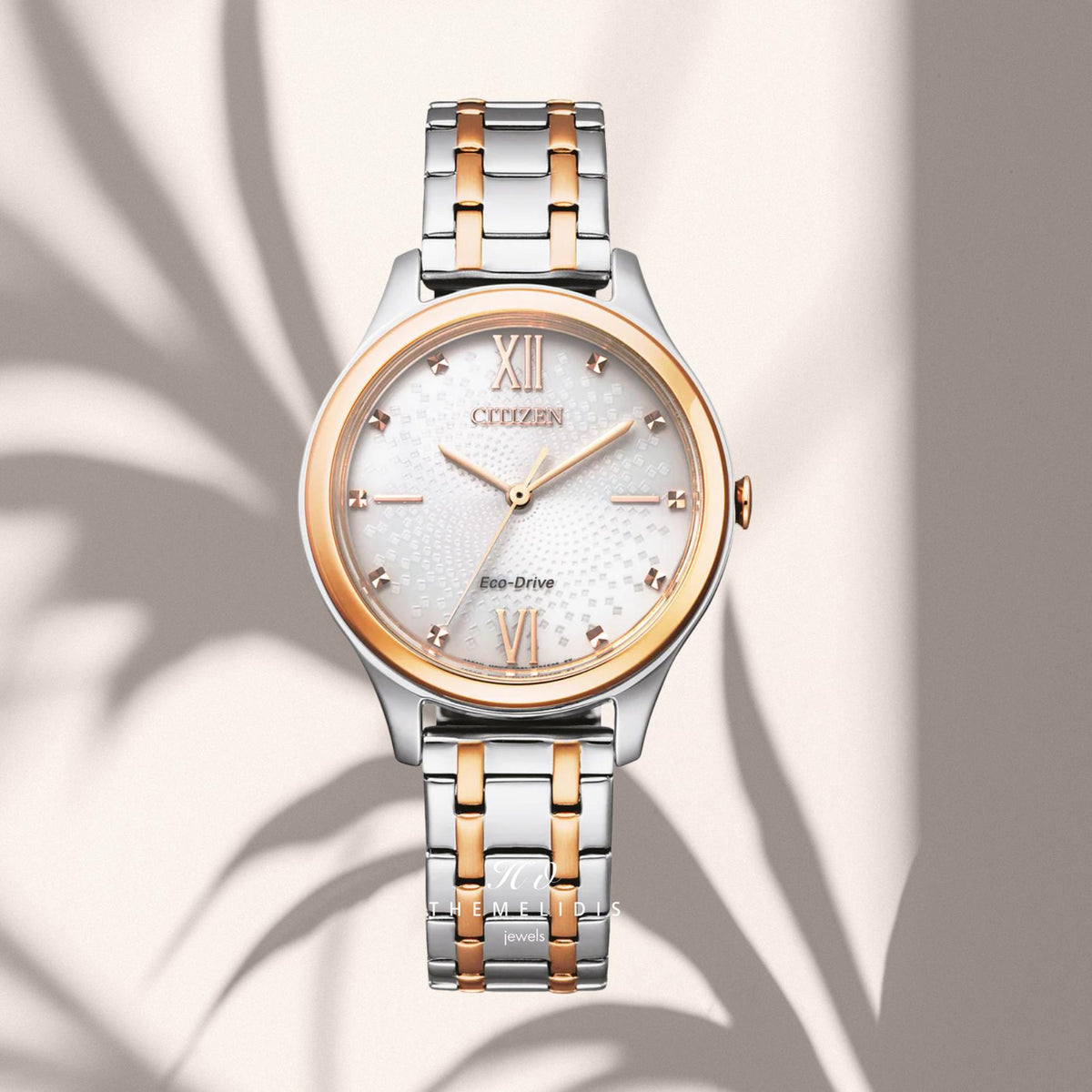 Γυναικείο ρολόι Citizen Elegance EM0506-77A με λευκό φίλντισι καντράν 32mm, στεγανότητα 5ATM και δίχρωμο ασημί-ροζ χρυσό μπρασελέ