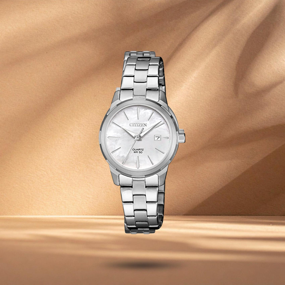 Γυναικείο ρολόι Citizen Elegance EU6070-51D με λευκό φίλντισι καντράν 28mm, στεγανότητα 5ATM και ασημί μπρασελέ από ανοξείδωτο ατσάλι