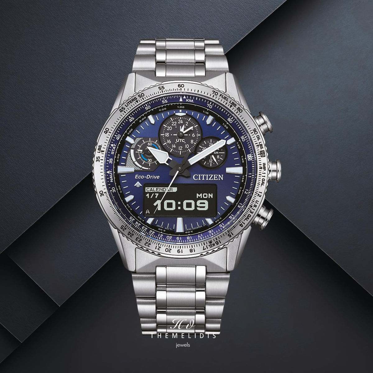 Ανδρικό ρολόι Citizen Promaster Sky JV2000-51L με μπλε καντράν 43mm, οθόνη MIP και ασημί μπρασελέ.