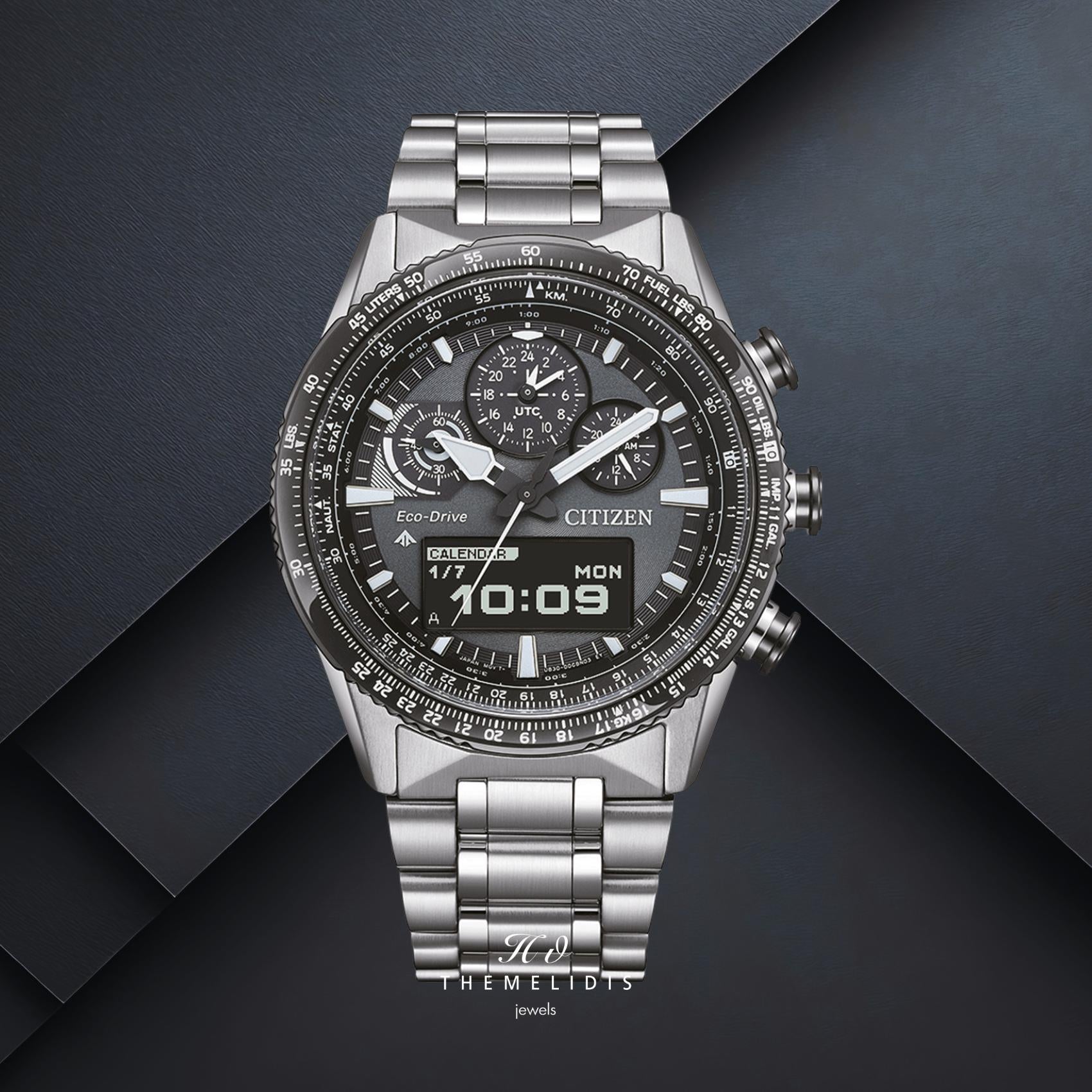 Ανδρικό ρολόι Citizen Promaster Sky JV2006-55H με γκρι καντράν 43mm, οθόνη MIP και ασημί μπρασελέ.