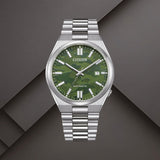 Ανδρικό αυτόματο ρολόι Citizen Tsuyosa NJ0159-86X με πράσινο καντράν 40mm, ένδειξη ημερομηνίας και ασημί μπρασελέ.