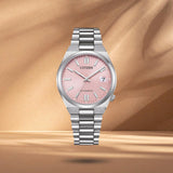 Γυναικείο αυτόματο ρολόι Citizen Tsuyosa NJ0200-50Z με ροζ καντράν 37mm, ένδειξη ημερομηνίας και ασημί μπρασελέ.