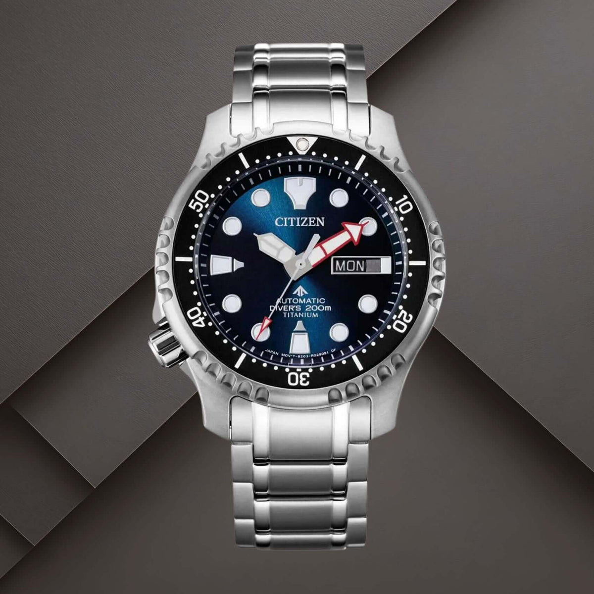 Citizen NY0100-50ME ανδρικό ρολόι Promaster Divers με ασημί μπρασελέ από τιτάνιο, μπλε καντράν 42mm και οδοντωτή στεφάνη Fugu.