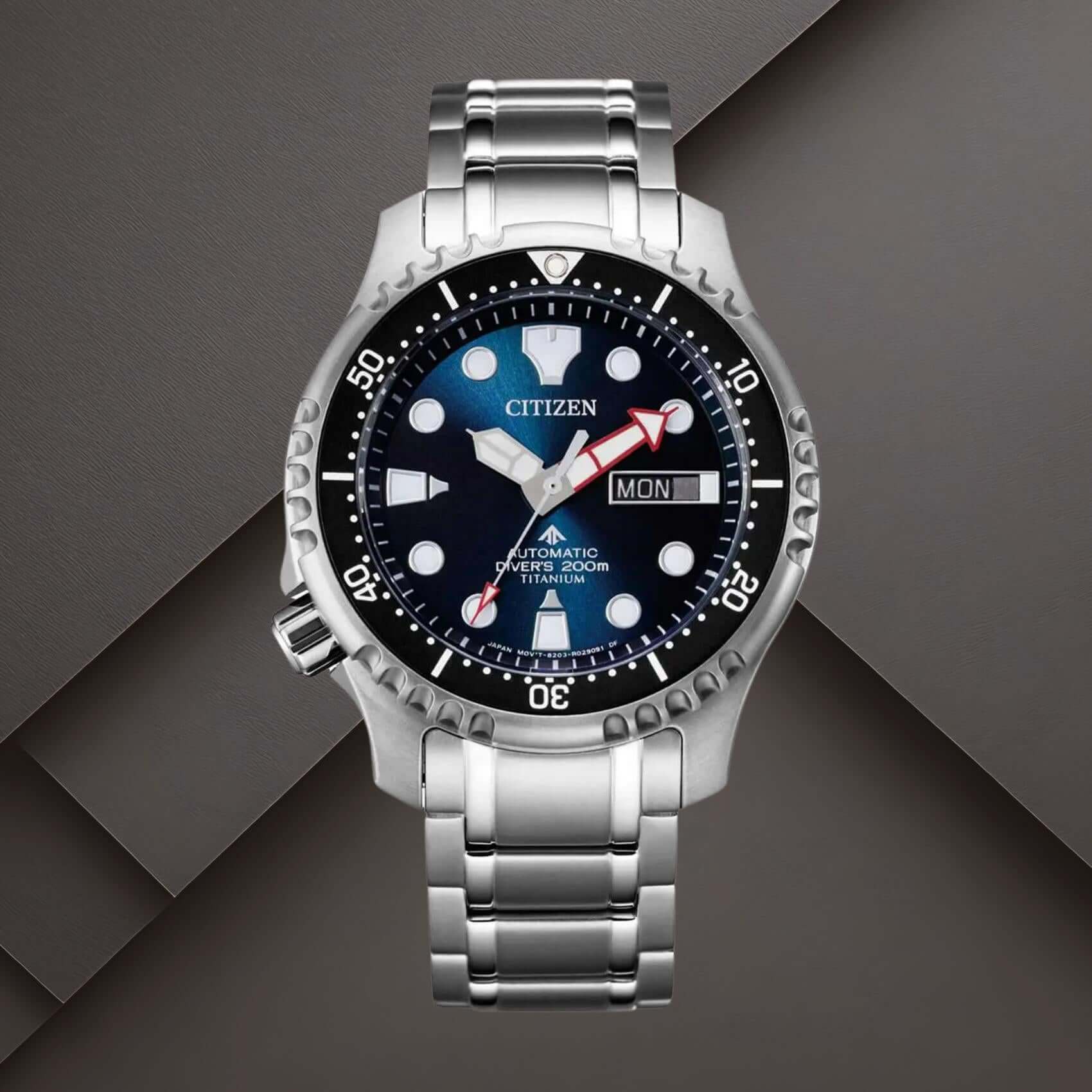 Citizen NY0100-50ME ανδρικό ρολόι Promaster Divers με ασημί μπρασελέ από τιτάνιο, μπλε καντράν 42mm και οδοντωτή στεφάνη Fugu.
