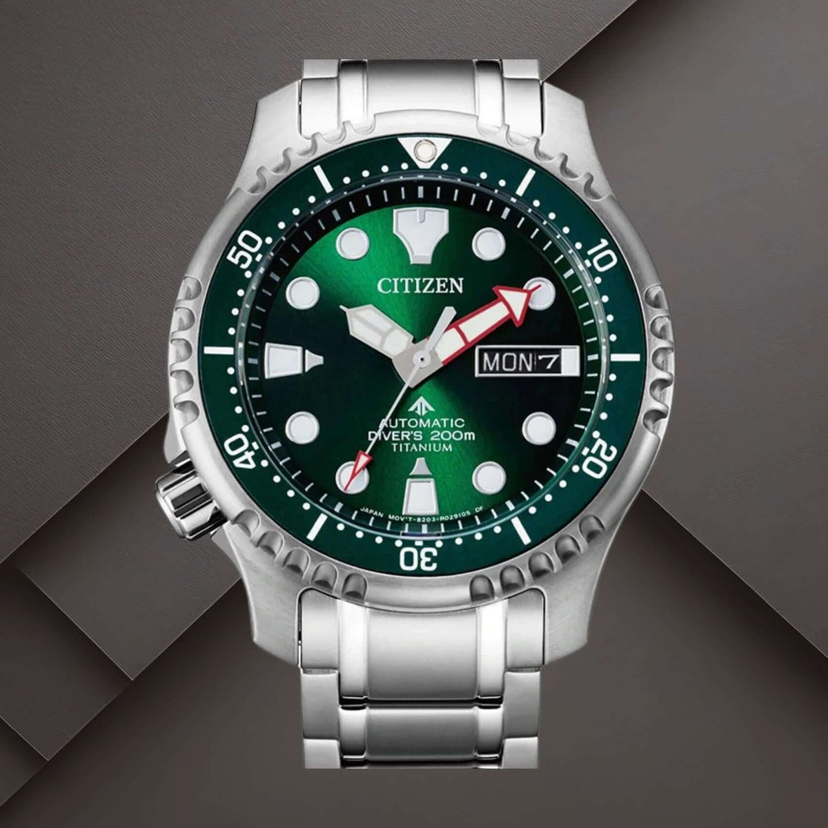 Citizen NY0100-50XE ανδρικό ρολόι Promaster Divers με ασημί μπρασελέ από τιτάνιο, πράσινο καντράν 42mm και οδοντωτή στεφάνη Fugu.