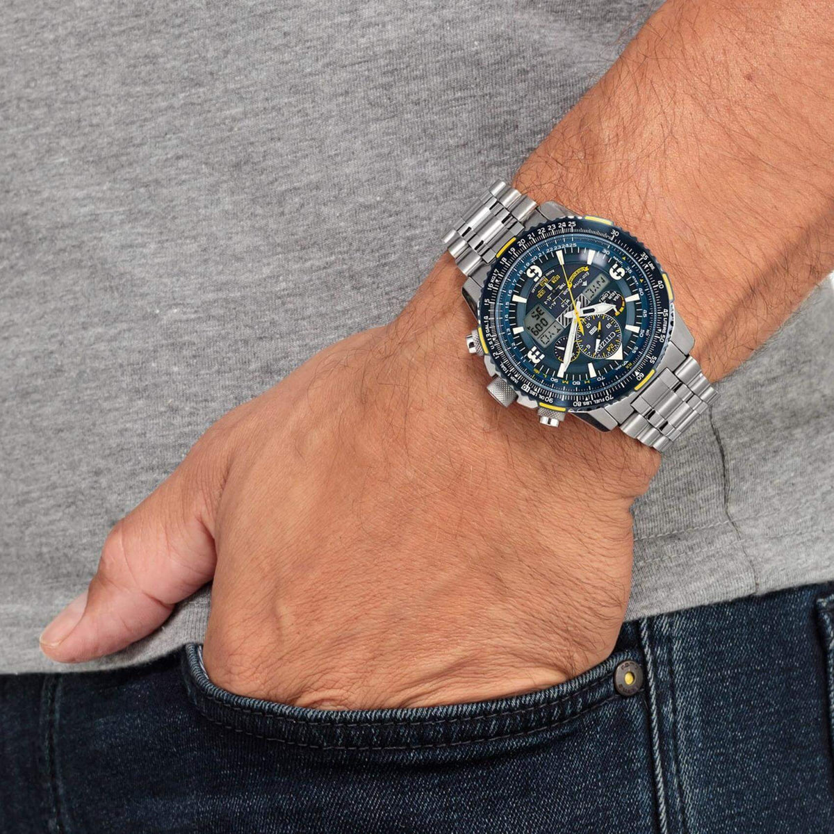 Καταδυτικό ρολόι Citizen Promaster Skyhawk JY8078-52L Blue Angel με ασημί ατσάλινο μπρασελέ και μπλε καντράν διαμέτρου 45mm με solar μηχανισμό EcoDrive B620 με αναλογική και ψηφιακή ένδειξη, αχάρακτο τζάμι από ζαφείρι και στεγανότητα 20ATM-200Μ.