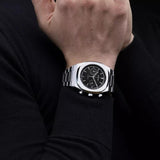Ρολόι χρονογράφος D1 Milano New Black D1-CHBJ08 με ασημί ατσάλινο μπρασελέ μαύρο καντραν και οκτάγωνο στεφάνι με διάμετρο στα 41.5mm αδιάβροχο στις 5ΑΤΜ-50Μ.