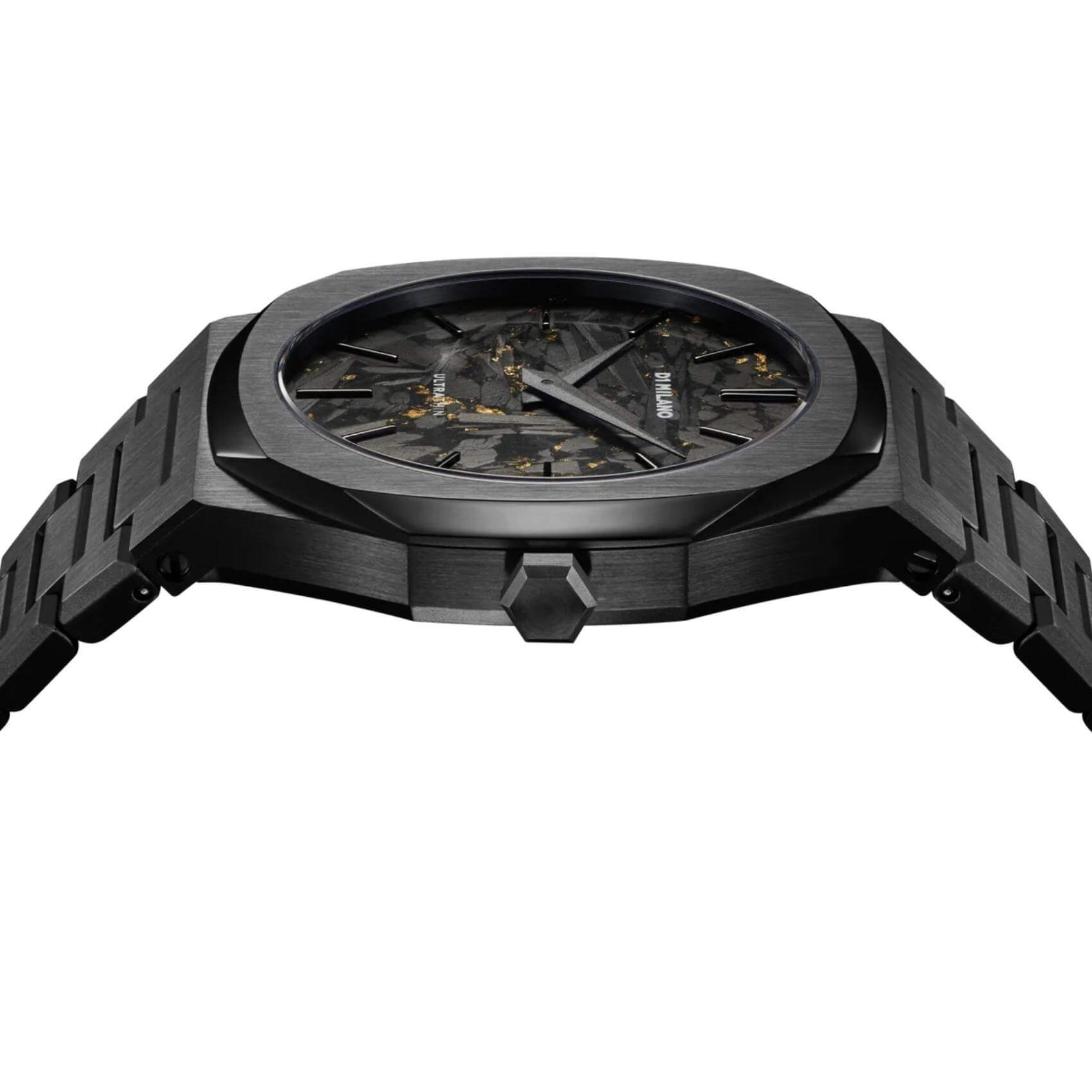 Αντρικό ρολόι D1 Milano Black Dlc Ultra Thin D1-UTBJ31 με μαύρο ατσάλινο μπρασελέ και μαύρο καντράν 40mm με οκτάγωνο σχήμα.