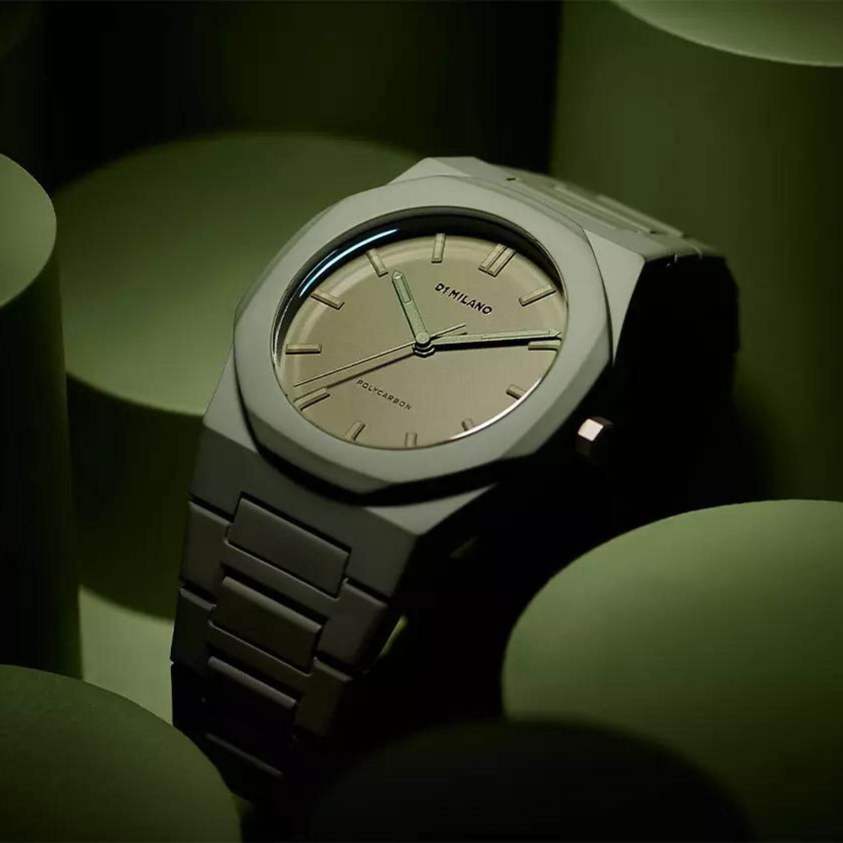 Αντρικό ρολόι D1 Milano Military Green D1-PCBJ22 με χακί polycarbonate μπρασελέ και χακί καντράν 40.5mm με οκτάγωνο σχήμα.