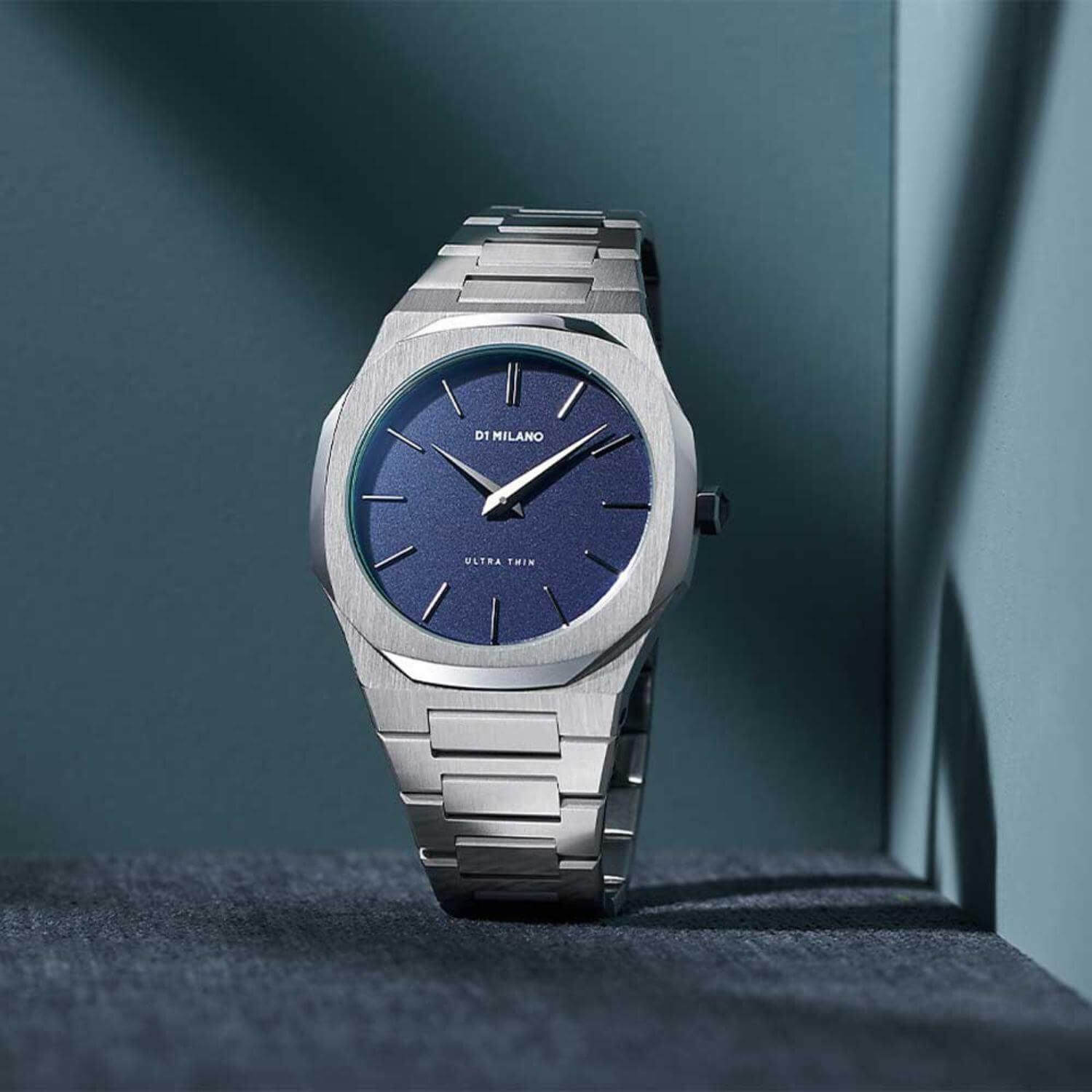 Ρολόι D1 Milano Ultra Thin D1-UTBU01 Ocean με ασημί ατσάλινο μπρασελέ, μπλε καντράν και οκτάγωνο στεφάνι με διάμετρο στα 38mm αδιάβροχο στις 5ΑΤΜ-50Μ.