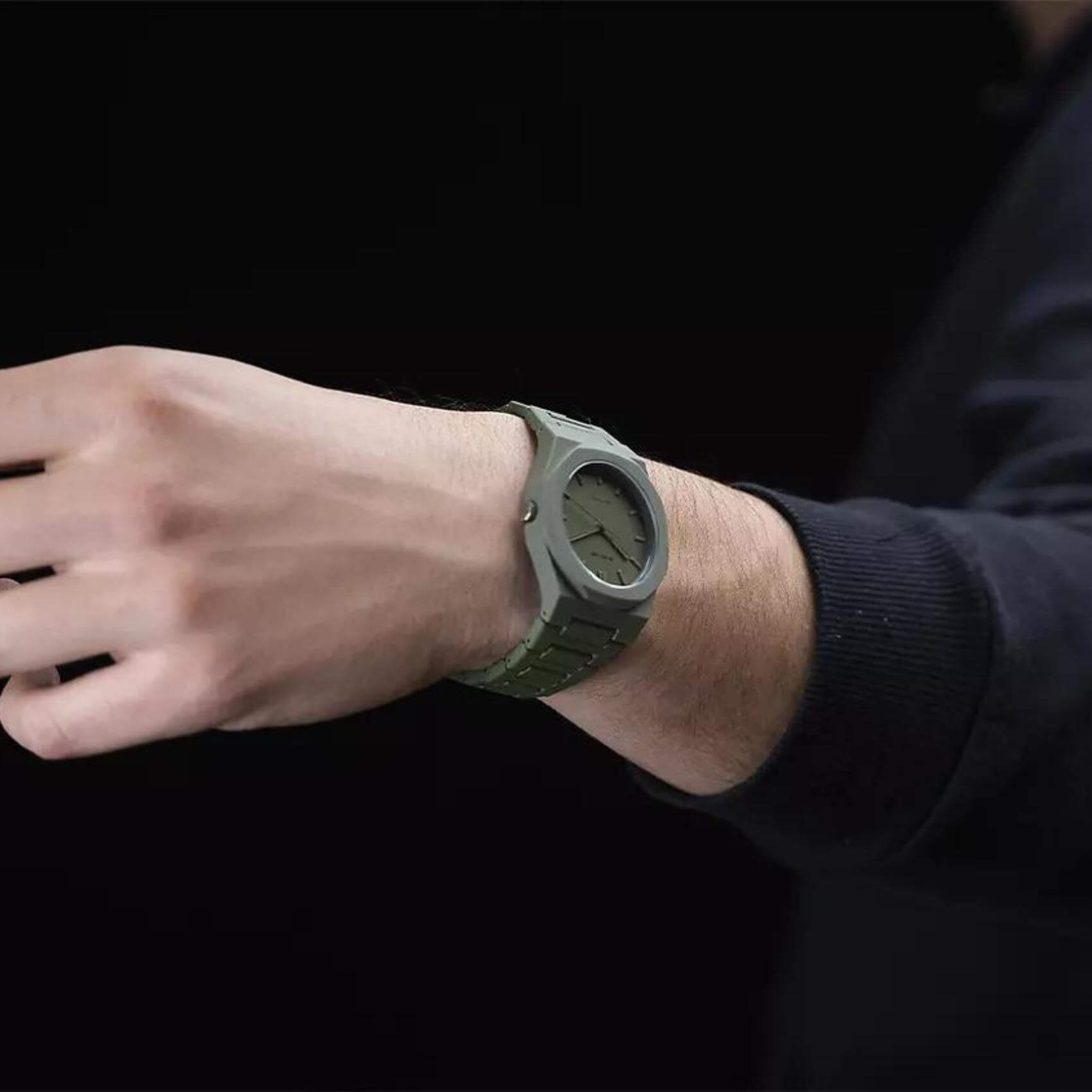 Αντρικό ρολόι D1 Milano Military Green D1-PCBJ22 με χακί polycarbonate μπρασελέ και χακί καντράν 40.5mm με οκτάγωνο σχήμα.