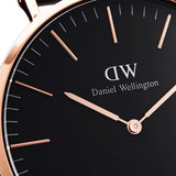 Ρολόι Daniel Wellington Classic Reading DW00100129 με μαύρο δερμάτινο λουράκι, μαύρο καντραν, μηχανισμό μπαταρίας και στρογγυλό σχήμα με διάμετρο 36mm αδιάβροχο στις 3ΑΤΜ-30Μ.