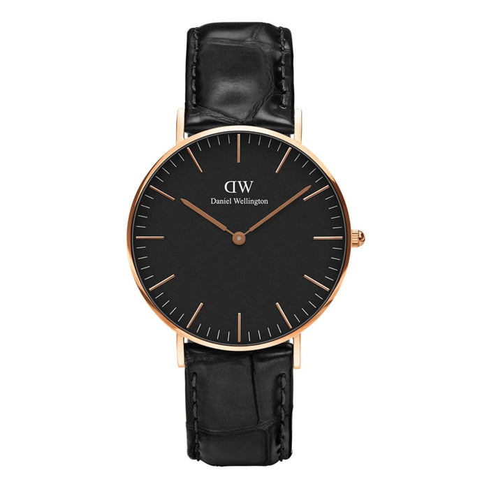 Ρολόι Daniel Wellington Classic Reading DW00100129 με μαύρο δερμάτινο λουράκι, μαύρο καντραν, μηχανισμό μπαταρίας και στρογγυλό σχήμα με διάμετρο 36mm αδιάβροχο στις 3ΑΤΜ-30Μ.