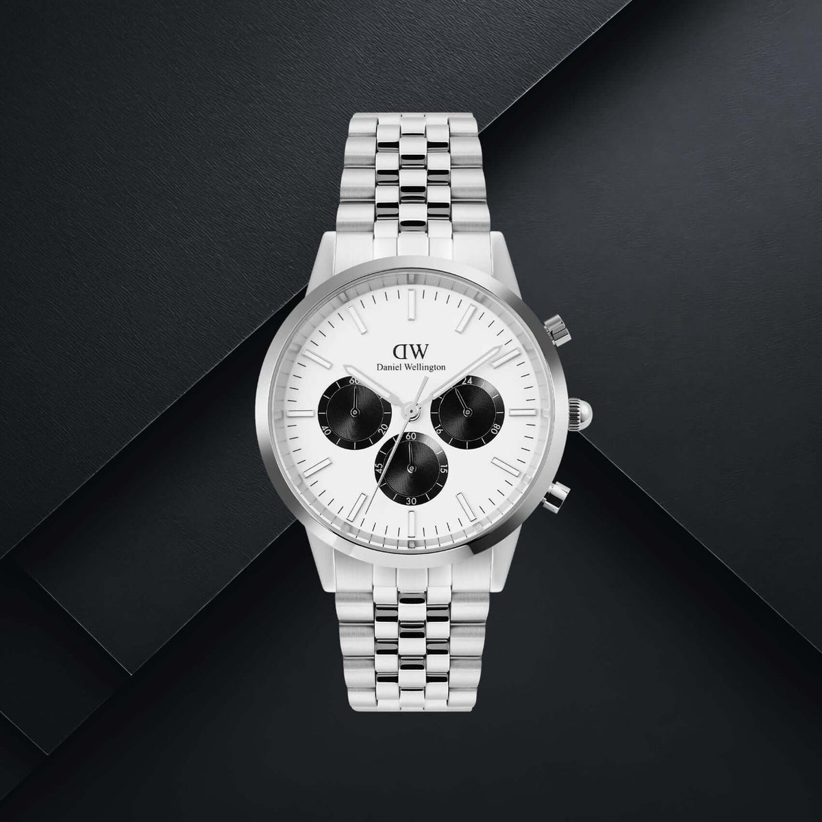 Daniel Wellington DW00100872 ανδρικό ρολόι με ασημί ατσάλινο μπρασελέ, λευκό καντράν διαμέτρου 42mm και μαύρες λεπτομέρειες.