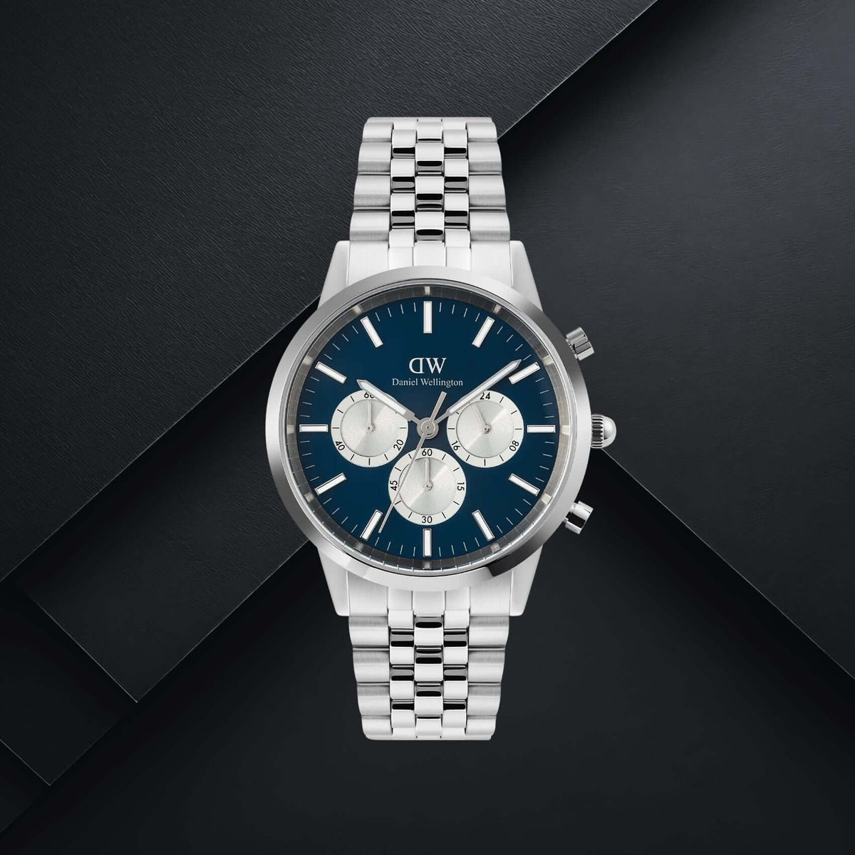 Daniel Wellington DW00100874 ανδρικό ρολόι με ασημί ατσάλινο μπρασελέ, μπλε καντράν διαμέτρου 42mm και ασημί λεπτομέρειες.