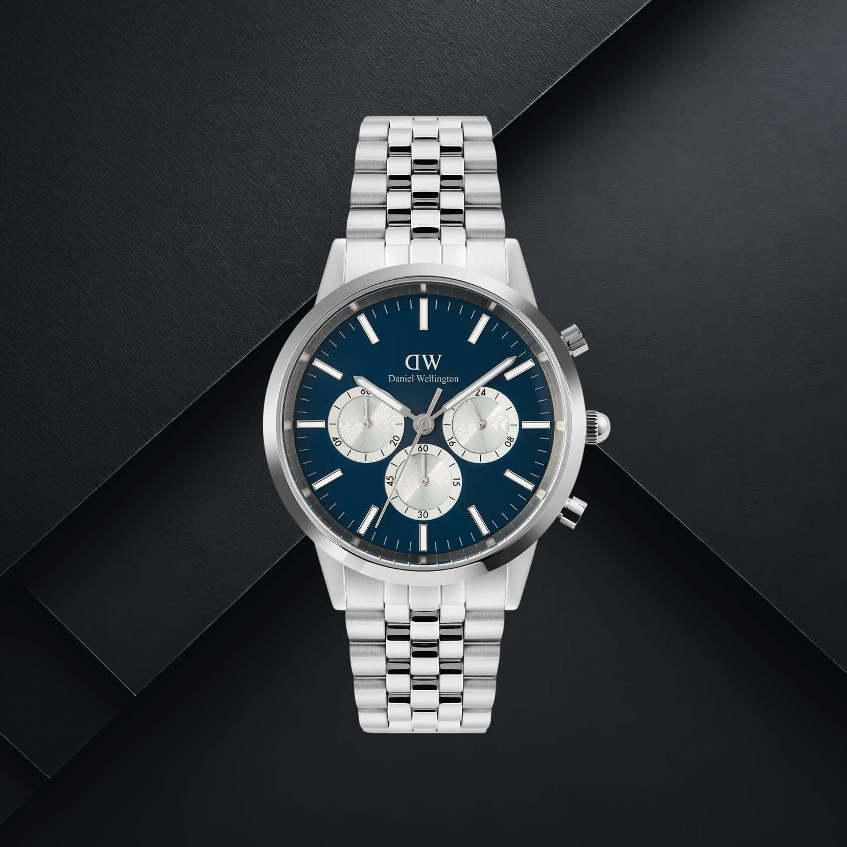 Daniel Wellington DW00100874 ανδρικό ρολόι με ασημί ατσάλινο μπρασελέ, μπλε καντράν διαμέτρου 42mm και ασημί λεπτομέρειες.
