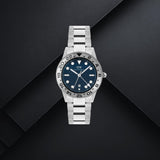 Daniel Wellington DW00100922 ανδρικό ρολόι με ασημί ατσάλινο μπρασελέ, μπλε καντράν διαμέτρου 40mm, γκρι λεπτομέρειες και γκρι κεραμική στεφάνη.