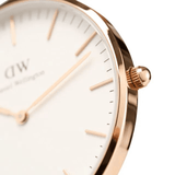 Ρολόι Daniel Wellington Petite Melrose DW00100163 με ροζ χρυσό μπρασελέ ψάθα, άσπρο καντραν, μηχανισμό μπαταρίας και στρογγυλό στεφάνι διαμέτρου 32mm αδιάβροχο στις 3ΑΤΜ-30Μ.