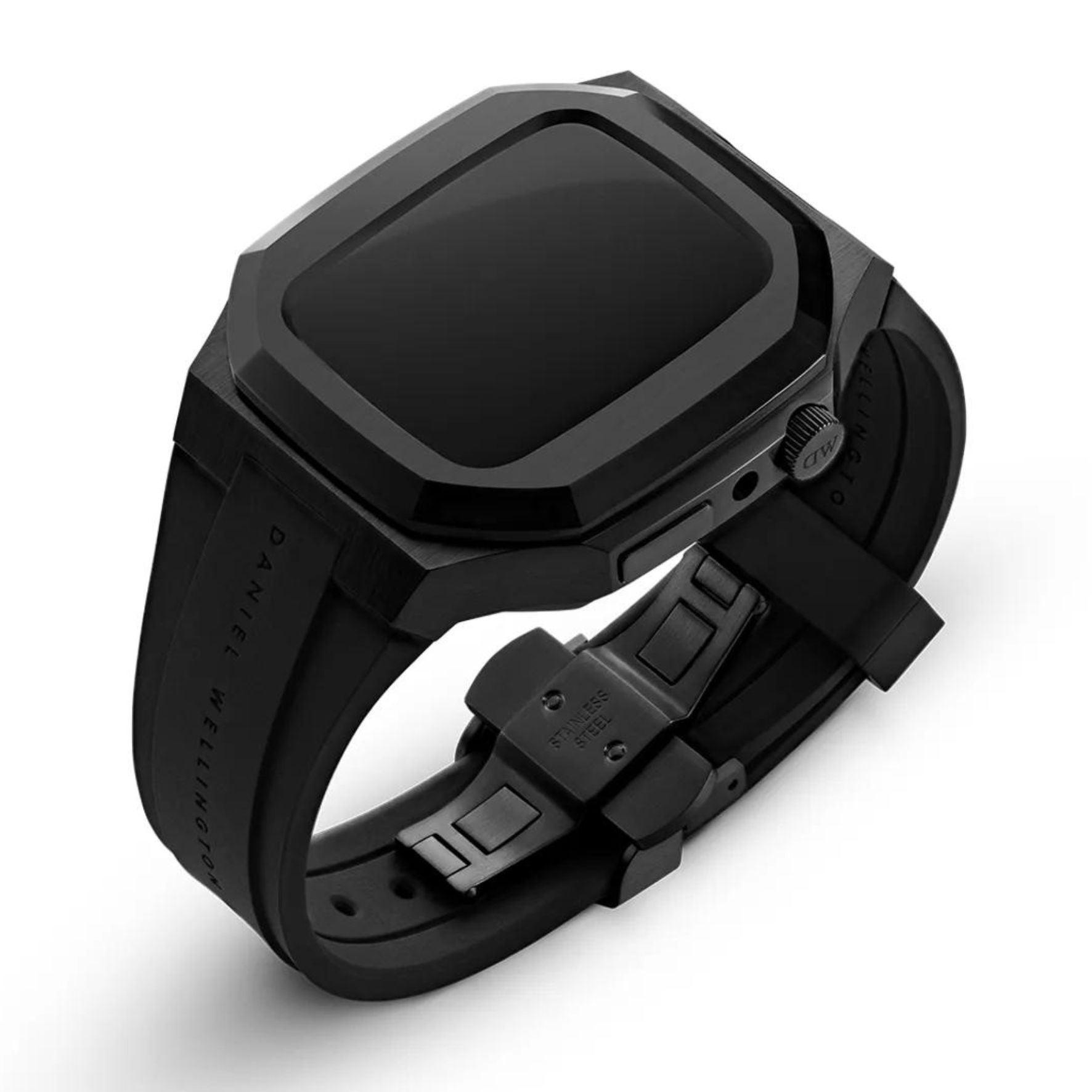 Θήκη smartwatch daniel wellington dw01200003 συμβατή με Apple Watch Series 6, 5, 4 και Apple Watch SE σε μαύρο χρώμα με με μαύρο καουτσούκ λουράκι και τετράγωνο σχήμα.