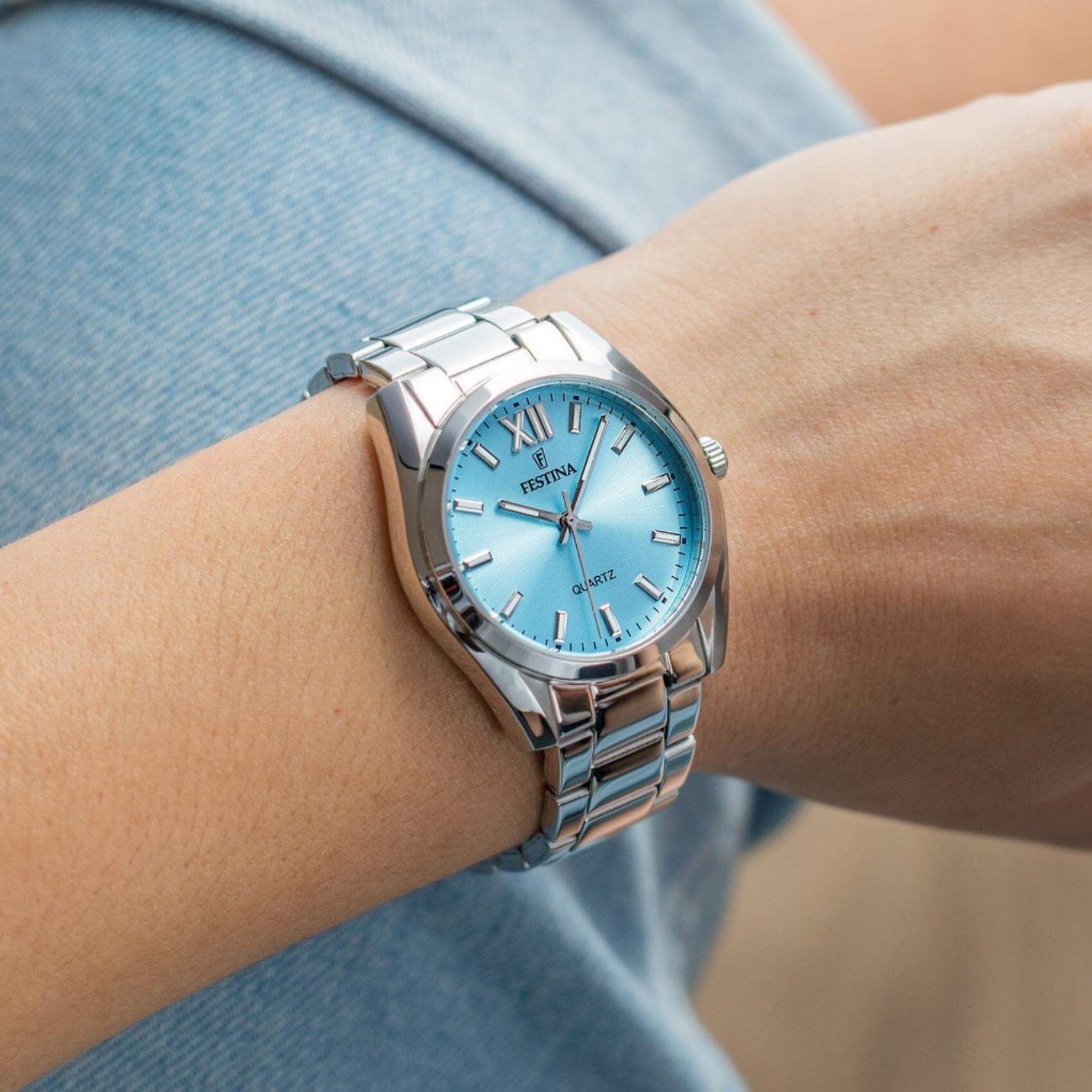 Γυναικείο ρολόι Festina Alegria F20622/3 με ασημί ατσάλινο μπρασελέ, γαλάζιο καντραν, μηχανισμό μπαταρίας στρογγυλό στεφάνι με διάμετρο 37mm, αδιάβροχο στις 5ΑΤΜ-50Μ.