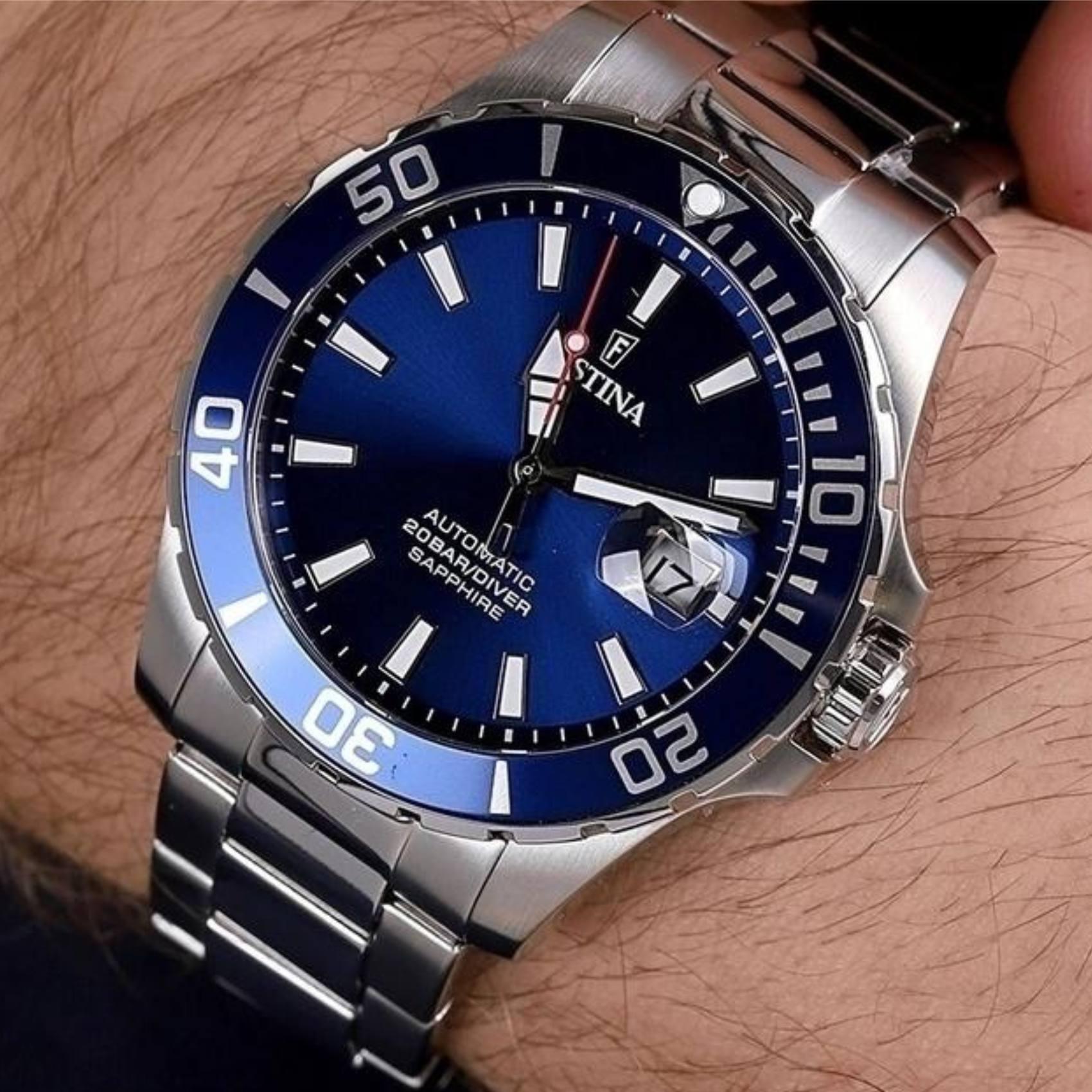 Καταδυτικό ρολόι Festina Diver F20531/3 με ασημί μπρασελέ, μπλε καντράν με ένδειξη ημερομηνίας αυτόματο μηχανισμό και στεφάνι διαμέτρου 44mm.