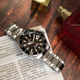 Καταδυτικό ρολόι Festina Diver F20531/4 με ασημί μπρασελέ, μαύρο καντράν με ένδειξη ημερομηνίας αυτόματο μηχανισμό και στεφάνι διαμέτρου 44mm.