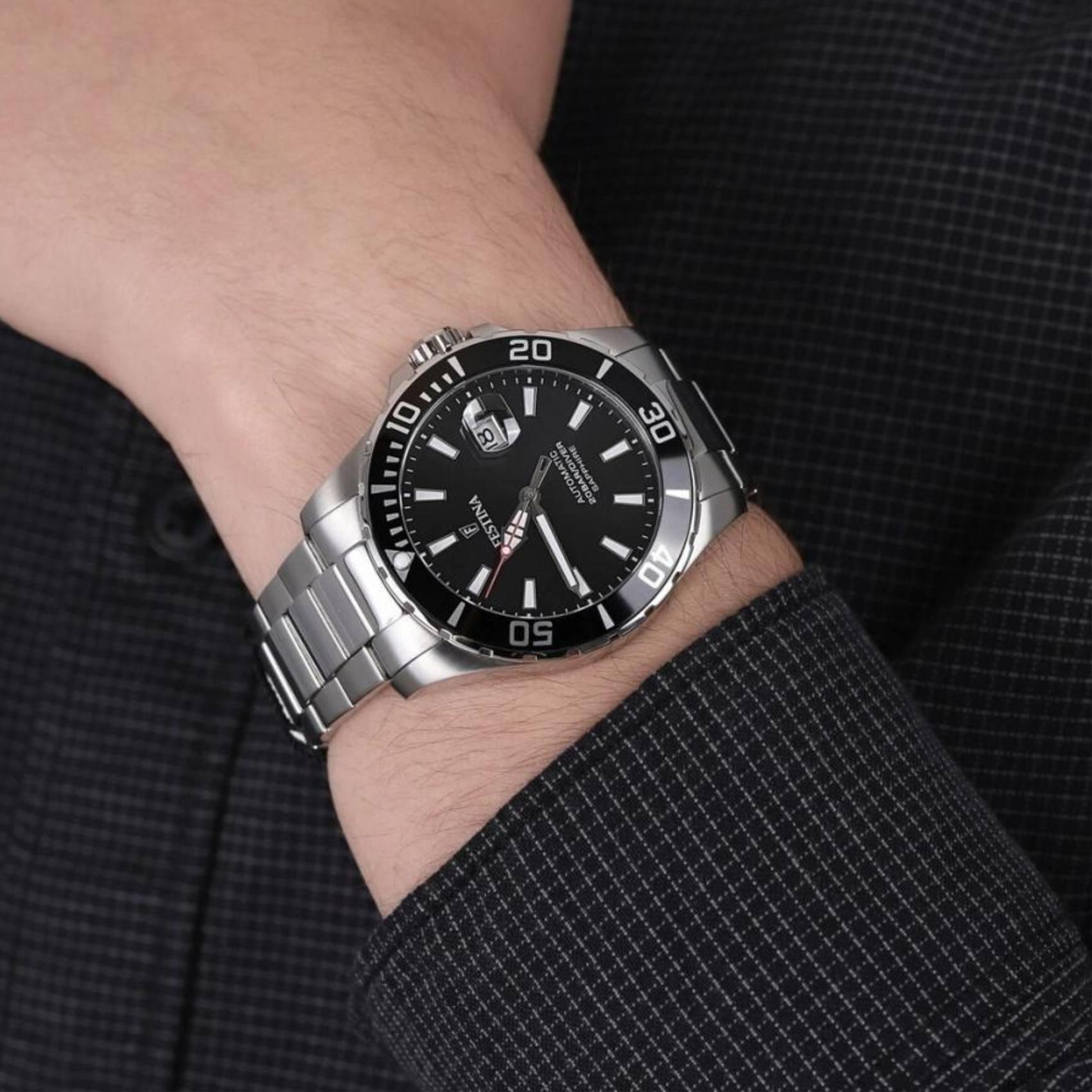 Καταδυτικό ρολόι Festina Diver F20531/4 με ασημί μπρασελέ, μαύρο καντράν με ένδειξη ημερομηνίας αυτόματο μηχανισμό και στεφάνι διαμέτρου 44mm.