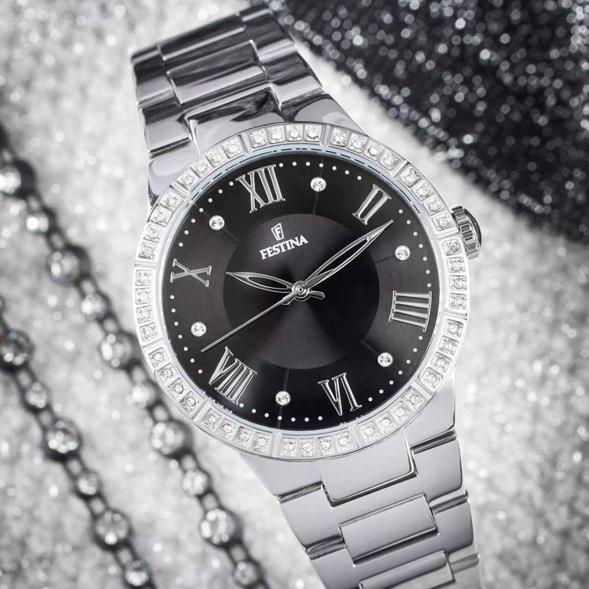 Γυναικείο ρολόι Festina Boyfriend F16719/2 με ασημί ατσάλινο μπρασελέ, μαύρο καντραν, μηχανισμό μπαταρίας, στρογγυλό στεφάνι με διάμετρο 36mm και ζιργκόν, αδιάβροχο στις 5ΑΤΜ-50Μ.