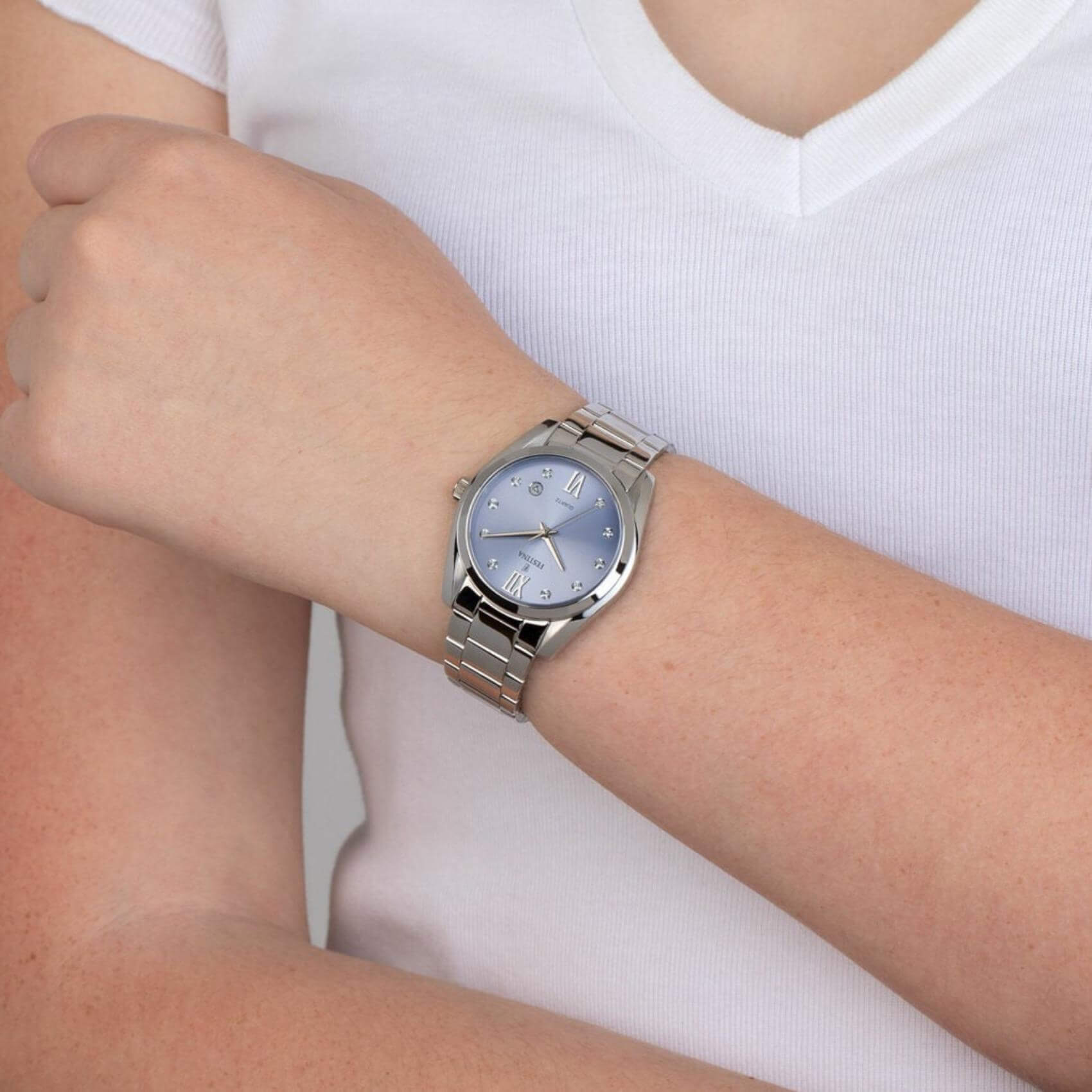 Ρολόι Festina Boyfriend F16790/B με ασημί ατσάλινο μπρασελέ, γαλάζιο καντραν με ζιργκόν, μηχανισμό μπαταρίας με ένδειξη ημερομηνίας, στρογγυλό στεφάνι με διάμετρο 37mm αδιάβροχο στις 5ΑΤΜ-50Μ.