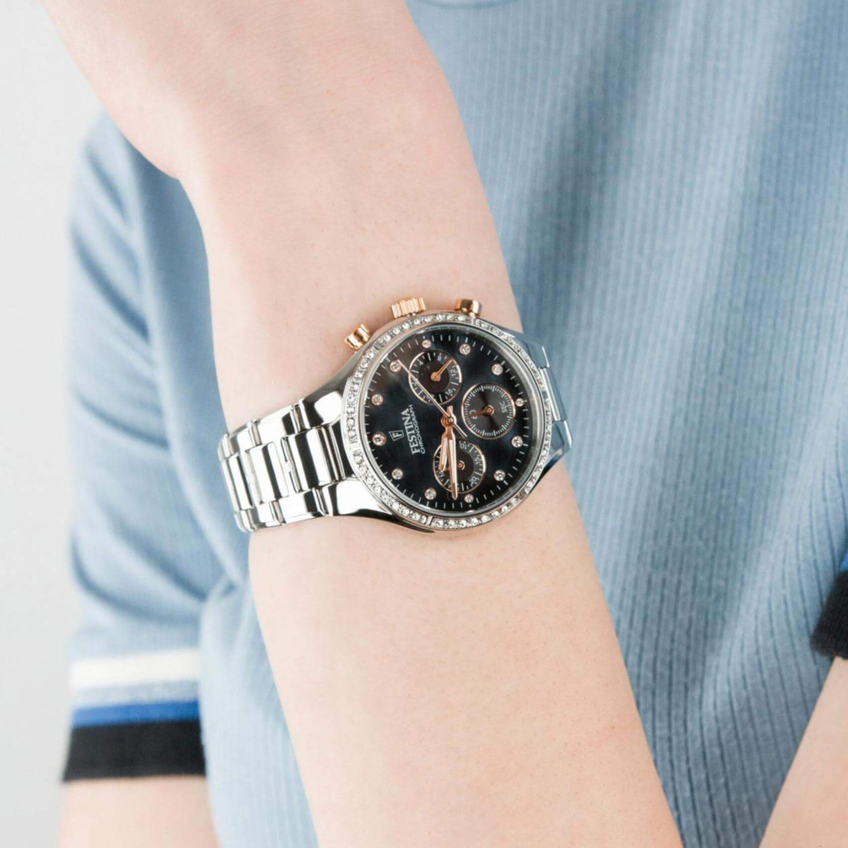 Αδιάβροχο ρολόι Festina Boyfriend F20401/4 με ασημί ατσάλινο μπρασελέ, μαύρο καντράν με χρονογράφους και ένδειξη ημέρας/ημερομηνίας και στεφάνι διαμέτρου 36mm με ζιργκόν.